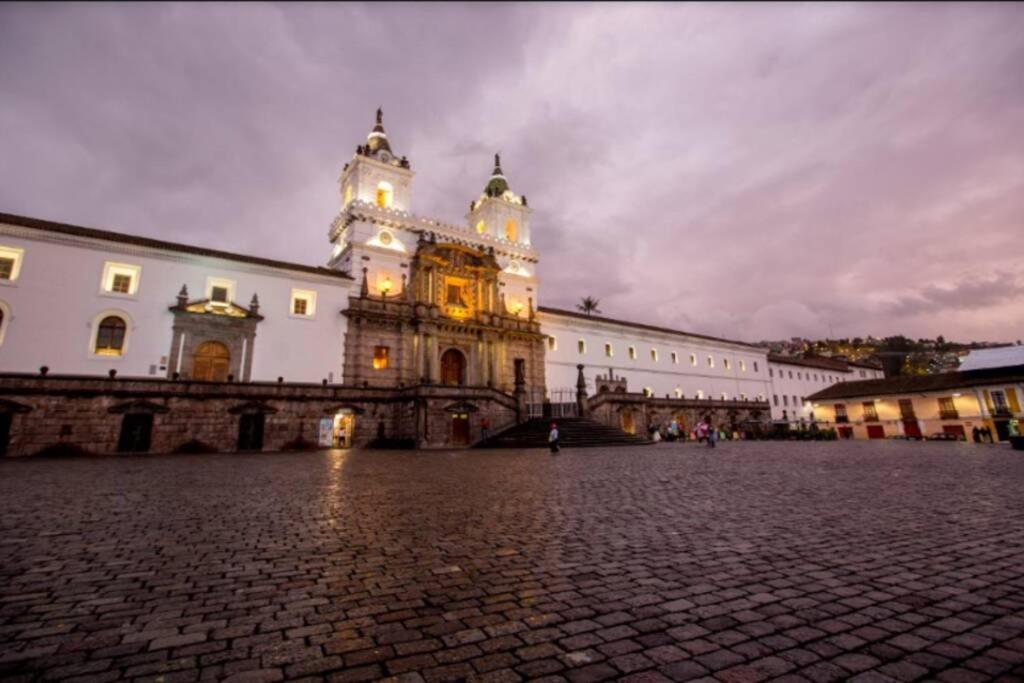 Departamento Junto A La Basilica Voto Nacional - Quito
